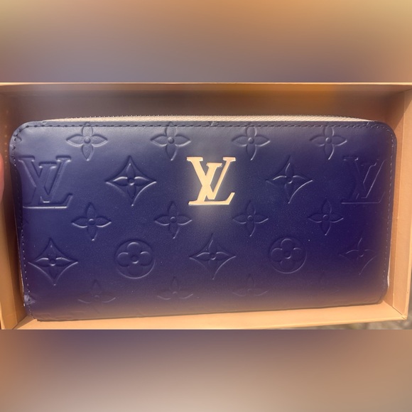 Authentic Louis Vuitton Matte Vernis Zippy Wallet - Picture 2 of 16